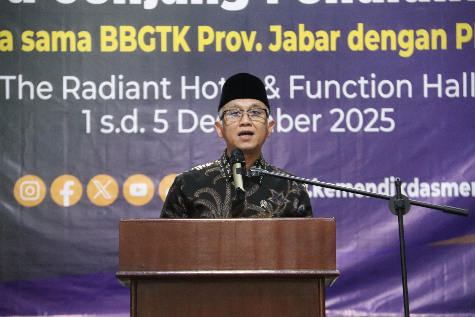 Wamendikdasmen Atip menutup pelatihan pembelajaran mendalam untuk guru dan kepala sekolah di Bandung