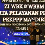 Wamen Atip Latipulhayat memberikan penghargaan Zona Integritas Kemendikdasmen 2025