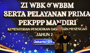 Wamen Atip Latipulhayat memberikan penghargaan Zona Integritas Kemendikdasmen 2025