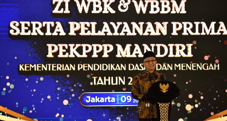 Wamen Atip Latipulhayat memberikan penghargaan Zona Integritas Kemendikdasmen 2025