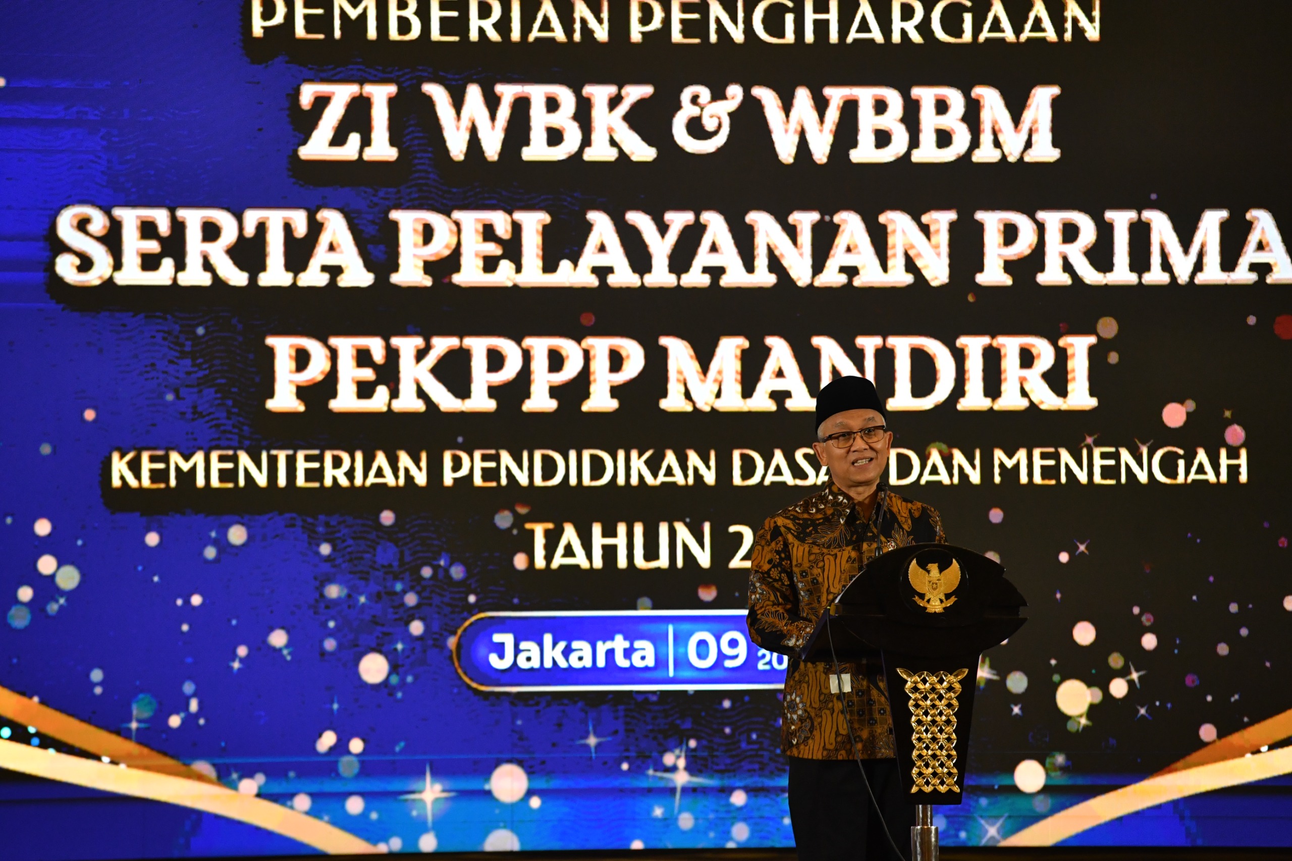 Wamen Atip Latipulhayat memberikan penghargaan Zona Integritas Kemendikdasmen 2025