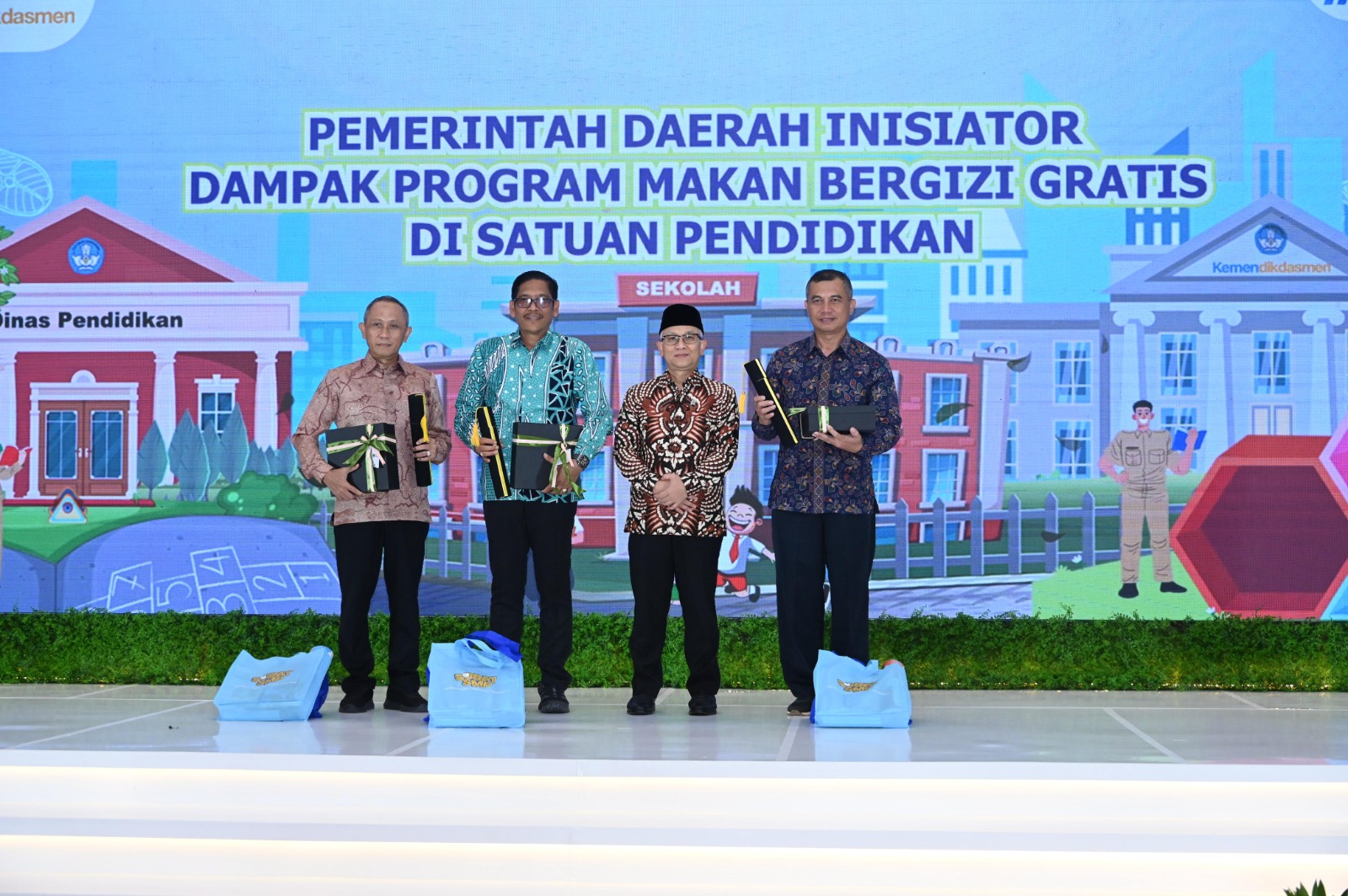 Wamendikdasmen Atip Latipulhayat memberikan arahan dalam Rapat Koordinasi Program Makan Bergizi Gratis