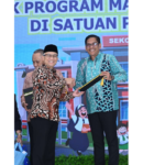 Wamendikdasmen Atip Latipulhayat menyerahkan penghargaan apresiasi program Makan Bergizi Gratis