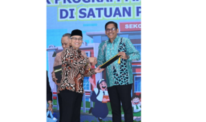 Wamendikdasmen Atip Latipulhayat menyerahkan penghargaan apresiasi program Makan Bergizi Gratis