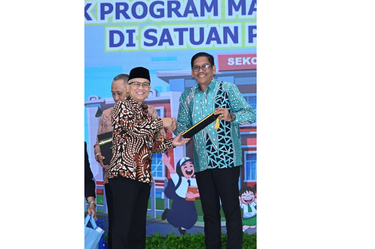 Wamendikdasmen Atip Latipulhayat menyerahkan penghargaan apresiasi program Makan Bergizi Gratis