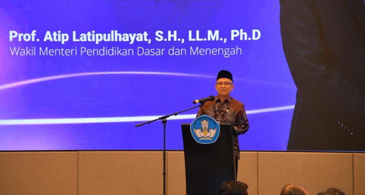 Wamendikdasmen Atip Latipulhayat memberikan arahan strategis mengenai penguatan mutu pendidikan nasional dalam Rakor BSKAP 2025 di Bekasi.