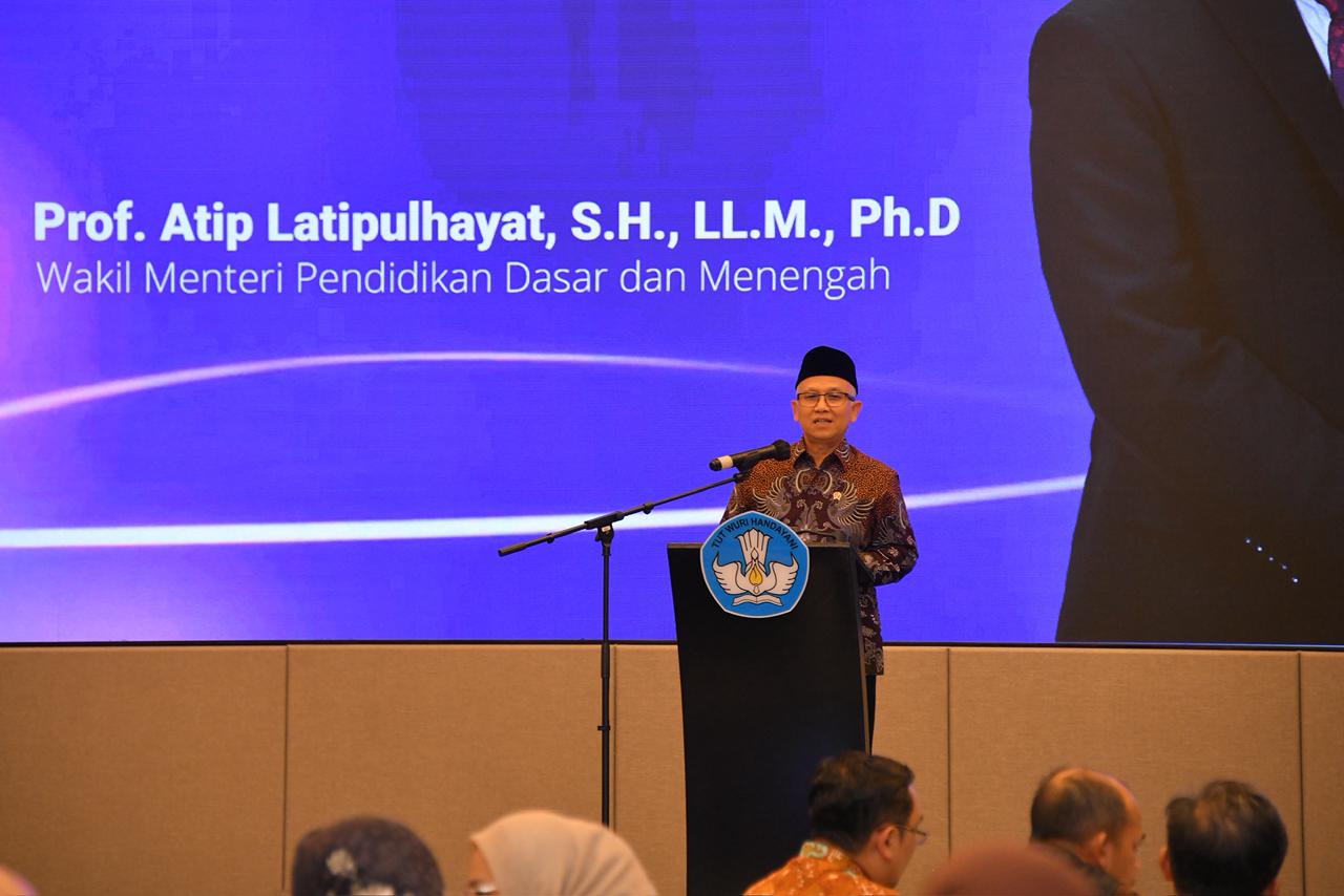 Wamendikdasmen Atip Latipulhayat memberikan arahan strategis mengenai penguatan mutu pendidikan nasional dalam Rakor BSKAP 2025 di Bekasi.