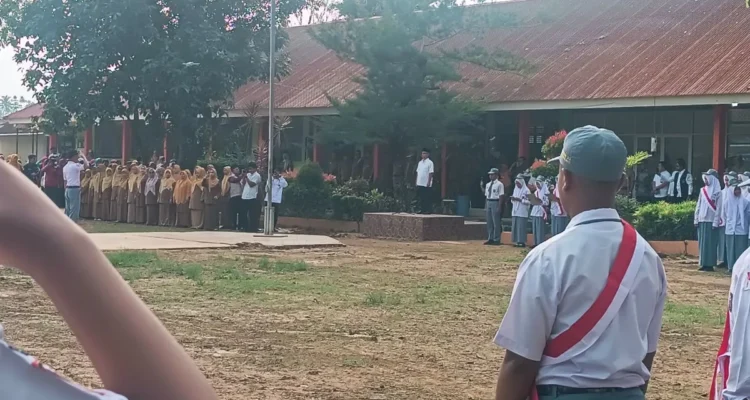 Wamendikdasmen Atip Latipulhayat pastikan bantuan dan kebijakan kurikulum fleksibel tersalurkan dengan baik saat meninjau SMAN 12 Padang