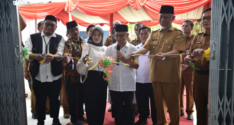 Wamendikdasmen Atip Latipulhayat saat meresmikan hasil revitalisasi satuan pendidikan di SMK Negeri 1 Sumatra Barat