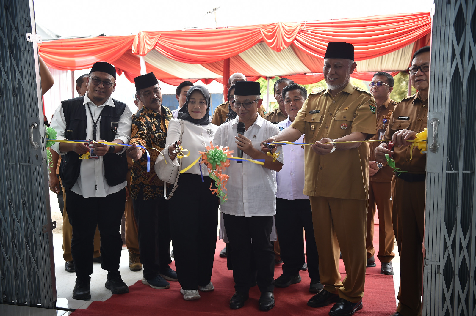 Wamendikdasmen Atip Latipulhayat saat meresmikan hasil revitalisasi satuan pendidikan di SMK Negeri 1 Sumatra Barat