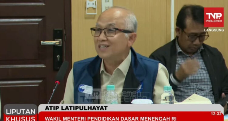 Wamendikdasmen Atip Latipulhayat memberikan keterangan pers terkait pemulihan sekolah pascabanjir di Banda Aceh