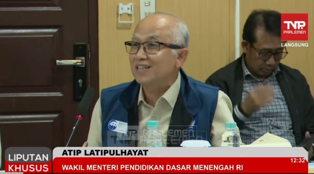 Wamendikdasmen Atip Latipulhayat memberikan keterangan pers terkait pemulihan sekolah pascabanjir di Banda Aceh