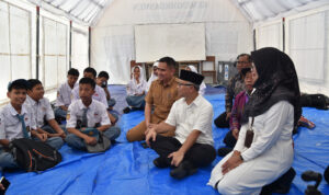 Aksi nyata Wamen Atip mengunjungi tenda darurat yang kini berfungsi sebagai ruang belajar sementara