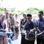 Wamendikdasmen Atip Latipulhayat saat meresmikan proyek revitalisasi satuan pendidikan dan SMA Negeri 11 Tasikmalaya untuk meningkatkan mutu pendidikan