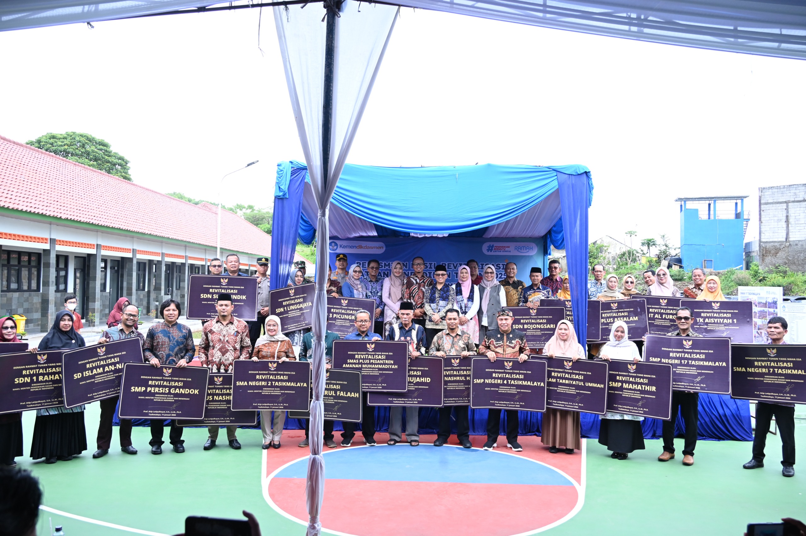 Wamendikdasmen Atip berfoto kelompok bersama para Kepala Sekolah satuan pendidikan di Tasikmalaya