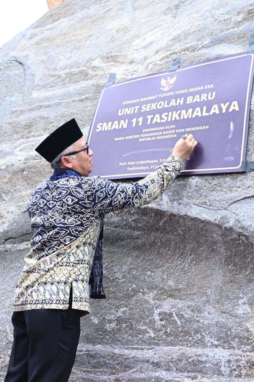 Wamendikdasmen Atip menandatangani batu nisan peresmian SMAN 11 Tasikmalaya