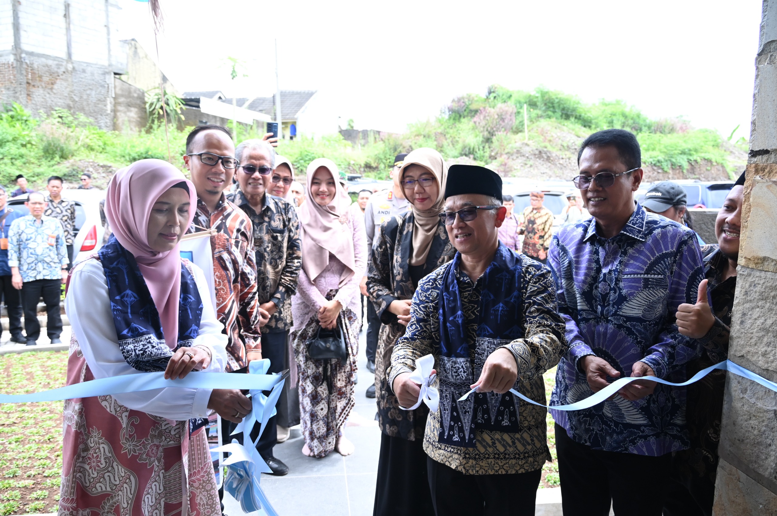 Wamendikdasmen Atip Latipulhayat saat meresmikan proyek revitalisasi satuan pendidikan dan SMA Negeri 11 Tasikmalaya untuk meningkatkan mutu pendidikan