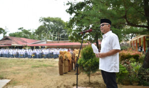 Wamendikdasmen Atip Latipulhayat memimpin upacara bendera di SMAN 12 Padang yang terdampak banjir