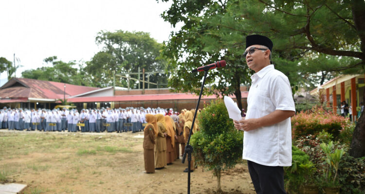 Wamendikdasmen Atip Latipulhayat memimpin upacara bendera di SMAN 12 Padang yang terdampak banjir