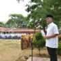 Wamendikdasmen Atip Latipulhayat memimpin upacara bendera di SMAN 12 Padang yang terdampak banjir