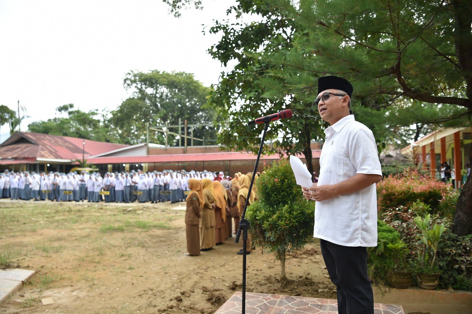 Wamendikdasmen Atip Latipulhayat memimpin upacara bendera di SMAN 12 Padang yang terdampak banjir