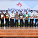 Wamendikdasmen Atip Latipulhayat menerima hasil rekomendasi 9 komisi dalam penutupan Konsolnas Pendidikan 2026 di Depok untuk perkuat mutu pendidikan.