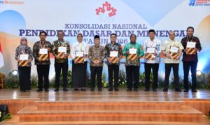 Wamendikdasmen Atip Latipulhayat menerima hasil rekomendasi 9 komisi dalam penutupan Konsolnas Pendidikan 2026 di Depok untuk perkuat mutu pendidikan.