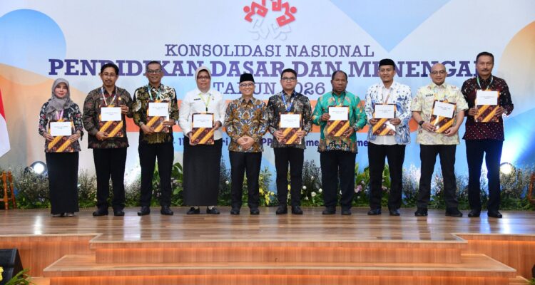Wamendikdasmen Atip Latipulhayat menerima hasil rekomendasi 9 komisi dalam penutupan Konsolnas Pendidikan 2026 di Depok untuk perkuat mutu pendidikan.
