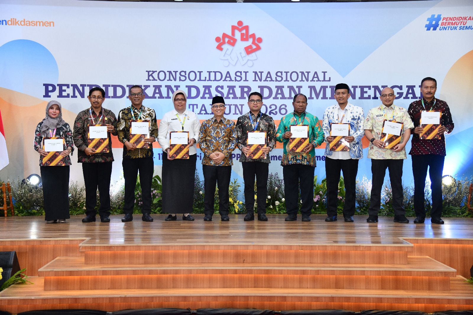 Wamendikdasmen Atip Latipulhayat menerima hasil rekomendasi 9 komisi dalam penutupan Konsolnas Pendidikan 2026 di Depok untuk perkuat mutu pendidikan.