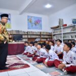 Wamendikdasmen Atip Latipulhayat saat meninjau praktik Pembelajaran Mendalam di SMPN 5 Bandung menggunakan papan interaktif digital