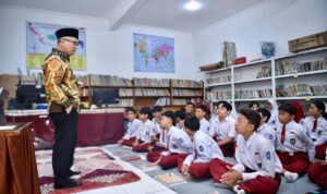 Wamendikdasmen Atip Latipulhayat saat meninjau praktik Pembelajaran Mendalam di SMPN 5 Bandung menggunakan papan interaktif digital