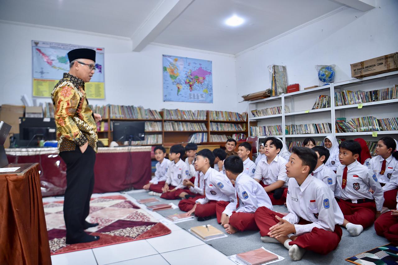 Wamendikdasmen Atip Latipulhayat saat meninjau praktik Pembelajaran Mendalam di SMPN 5 Bandung menggunakan papan interaktif digital