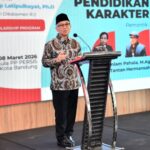 Wamen Atip Latipulhayat memberikan sambutan mengenai pentingnya pendidikan karakter dan ilmu pengetahuan