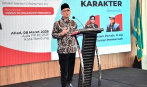 Wamen Atip Latipulhayat memberikan sambutan mengenai pentingnya pendidikan karakter dan ilmu pengetahuan