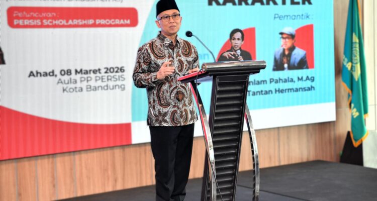 Wamen Atip Latipulhayat memberikan sambutan mengenai pentingnya pendidikan karakter dan ilmu pengetahuan