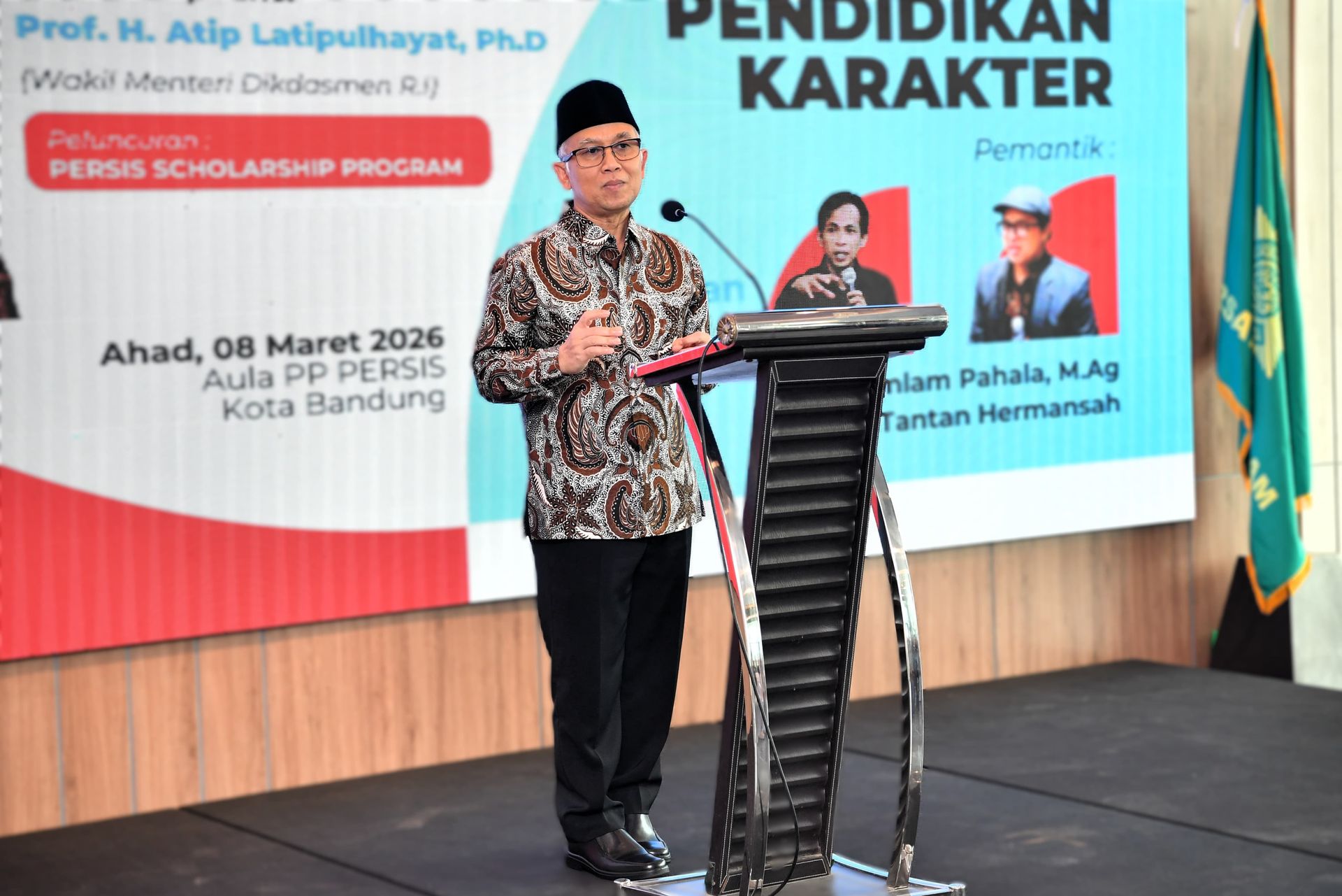 Wamen Atip Latipulhayat memberikan sambutan mengenai pentingnya pendidikan karakter dan ilmu pengetahuan