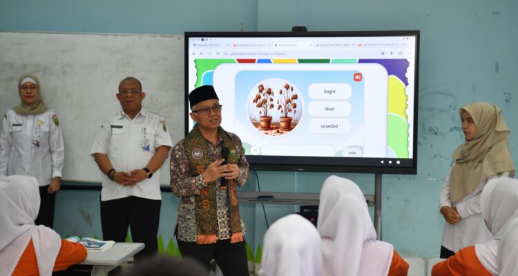 Wamen Atip revitalisasi ruang kelas baru di SMAN 21 Palembang