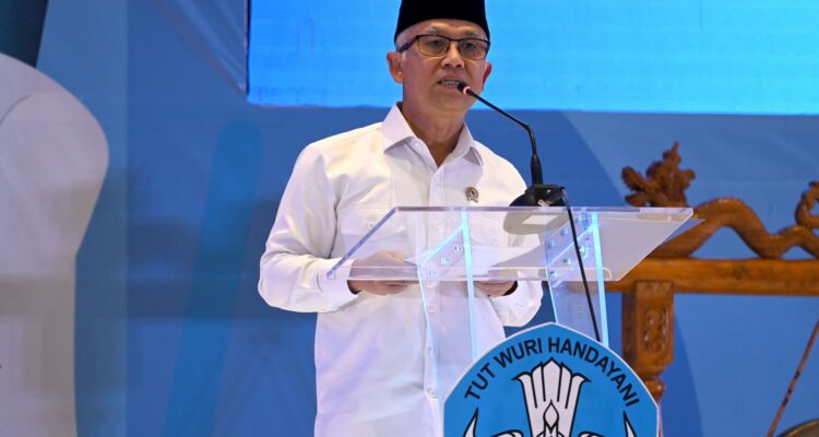 Wakil Menteri Pendidikan Dasar Atip Latipulhayat saat memberikan arahan dalam Rakor Direktorat SMP 2026 di Jakarta terkait sinergi pusat dan daerah